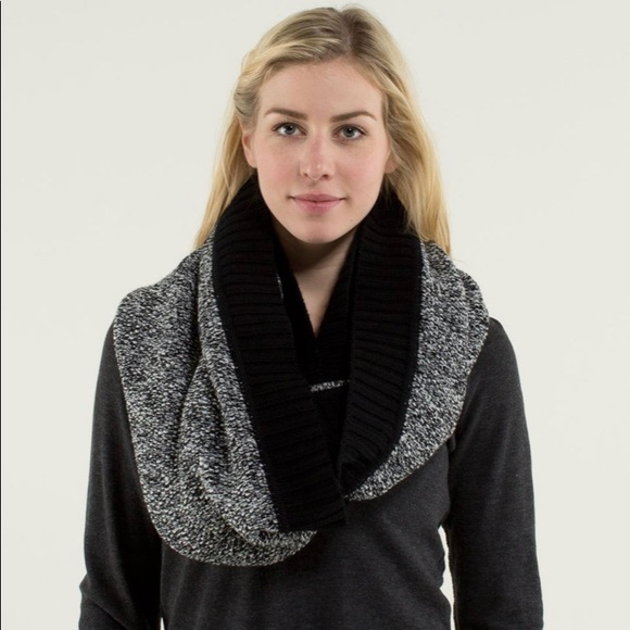 Lululemon Cozy Yogi Infinity Scarf - Picture 4 of 5